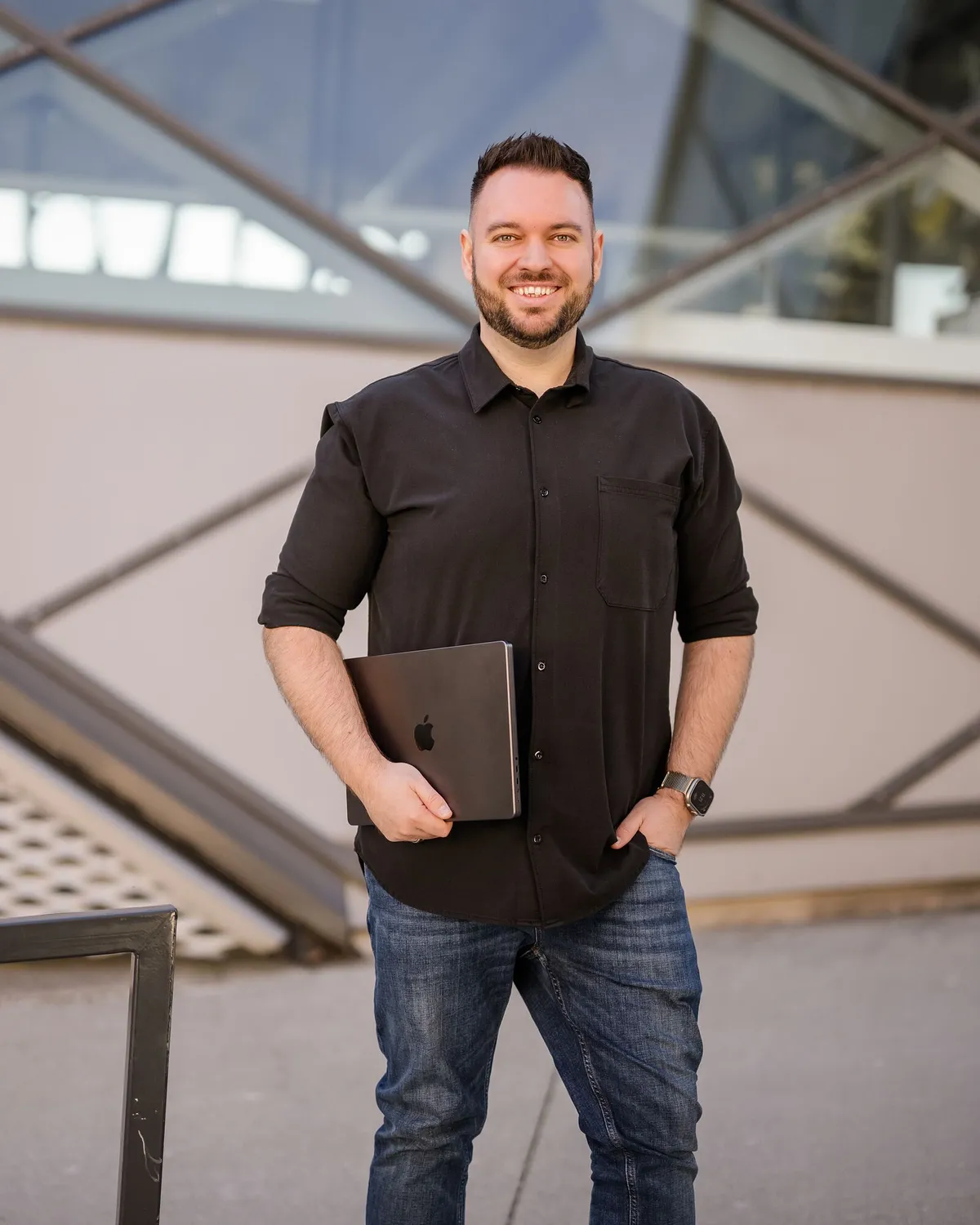 Philipp Unterholzer, Apple-Berater und Techniker, mit MacBook unter dem Arm